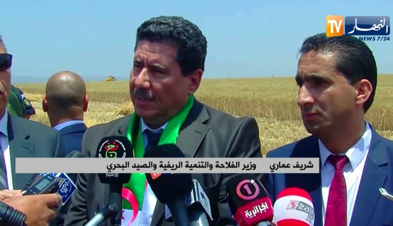 وزير الفلاحة يقوم بتوزيع آلات فلاحية على بعض الفلاحين