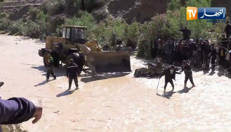 العثور على سيارة عالقة بواد بوسعادة مع تواصل عملية البحث عن المفقود الثالث