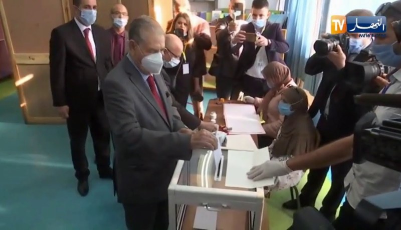 صالح قوجيل رئيس مجلس الأمة بالنيابة يدلي بصوته الإستفتائي