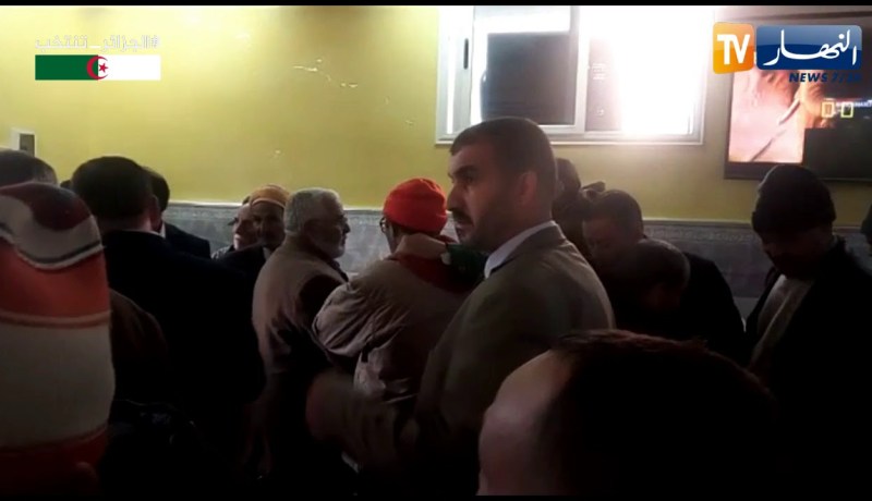 شاهد بلعيد في مقهى بدائرة غريس في معسكر