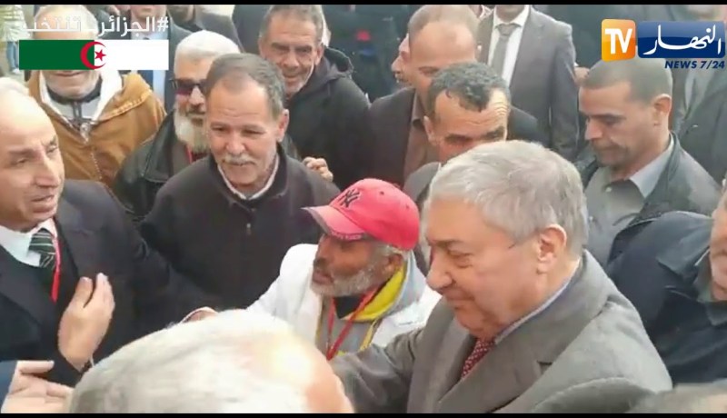 وصول “بن فليس” لقاعة التجمع بالشلف