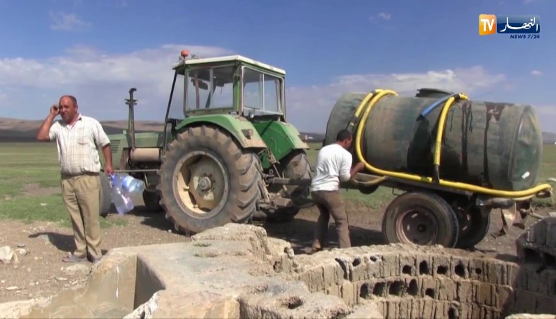 جورنان اليوم : أم البواقي..سكان مشتة الجامع بسيقوس يجلبون الماء من بئر ملوثة