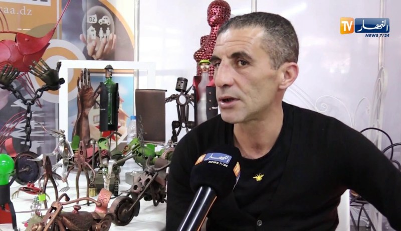 فن/ بقطع غيار السيارات القديمة وخردوات..شاب يبدع في صناعة مجسمات فنية