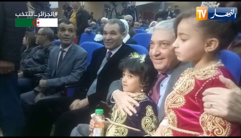 تكريم المترشح “بن فليس” بهدية وعلم جزائري في الشلف