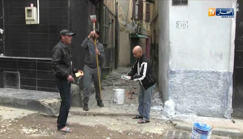 شبان عنابة يقومون بحملة نظافة وطلاء الأحياء.. راكم طالعين