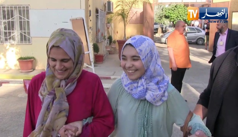 سيدي بلعباس: دلال تصنع التحدي..رغم الإعاقة تطمح لنيل شهادة البكالوريا