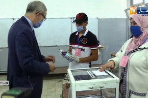 وزير الإتصال الناطق الرسمي للحكومة يدلي بصوته في متوسطة الكواكبي بالعاصمة