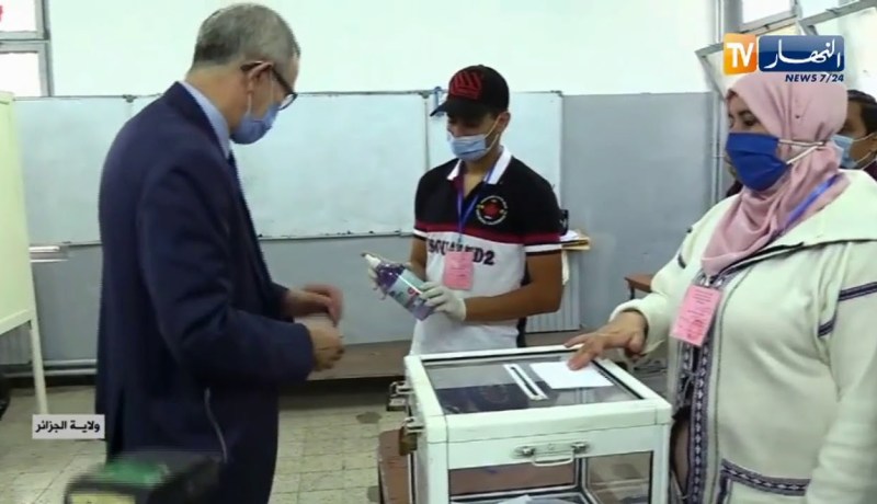 وزير الإتصال الناطق الرسمي للحكومة يدلي بصوته في متوسطة الكواكبي بالعاصمة