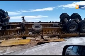 4 جرحى في إنقلاب شاحنة وإصطدامها بسيارة  بالأغواط