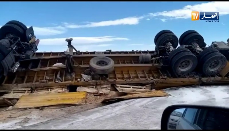 4 جرحى في إنقلاب شاحنة وإصطدامها بسيارة  بالأغواط