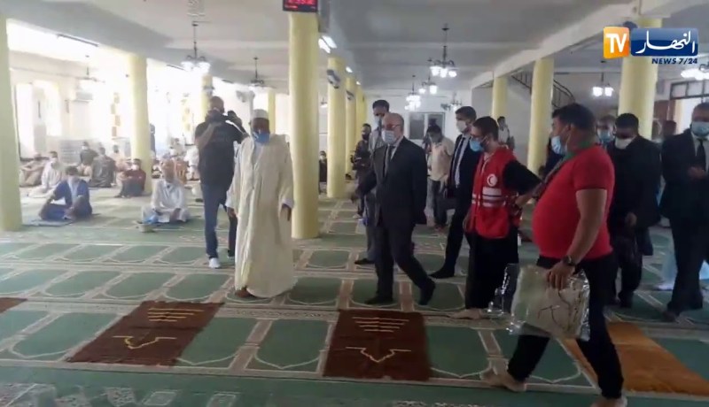 وزير الشؤون الدينية يوسف بلمهدي يؤدي صلاة الظهر ويعلن عن الفتح التدريجي للمساجد