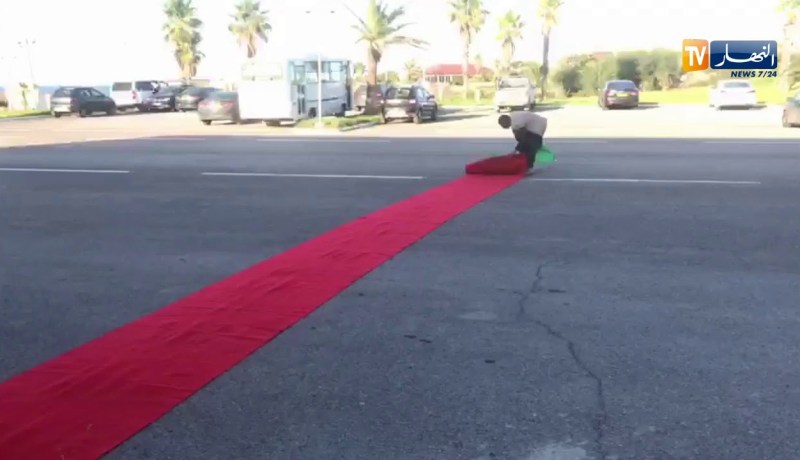 راغب في الترشح يتقدم للسلطة الوطنية المستقلة للإنتخابات بـ “بساط أحمر” كهدية