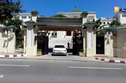 شاهد..لحظة خروج وزير الصحة السابق “عبد المالك بوضياف” من المحكمة العليا