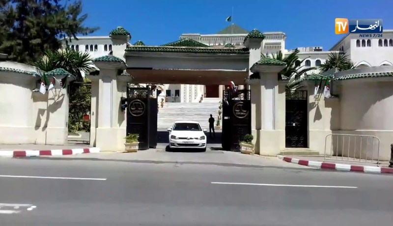 شاهد..لحظة خروج وزير الصحة السابق “عبد المالك بوضياف” من المحكمة العليا