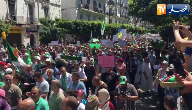 الصيام وإرتفاع درجات الحرارة لم تمنع المتضاهرين للخروج والإلتحاق بالحراك في العاصمة