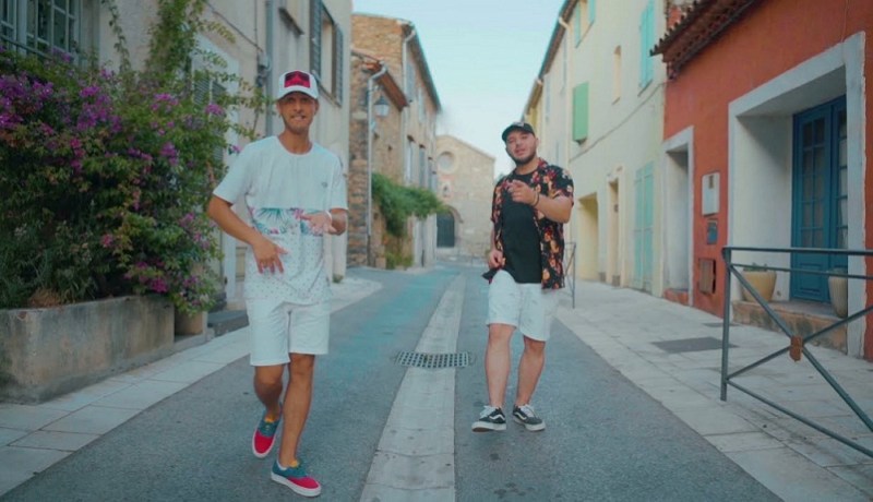 بالفيديو.. موك صايب وشمسو فريكلان يشعلان اليوتيوب بديو غنائي