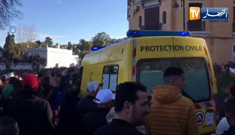 شاهد الشعب عند مرور سيارات الإسعاف أثناء المظاهرات السلمية بالعاصمة