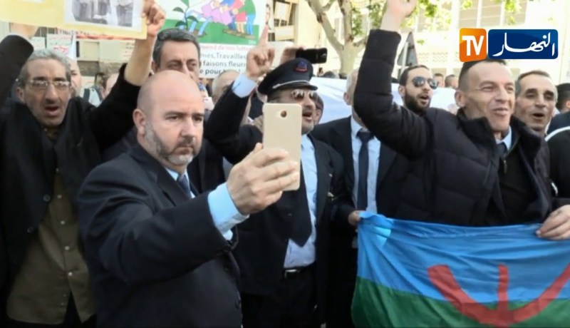 مسيرات حاشدة للعمال لمساندة “الحراك” والمطالبة برحيل رموز النظام