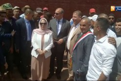 وزير النقل يلتقط صور مع الصيادين وتقنيي صنع السفن بميناء بني صاف
