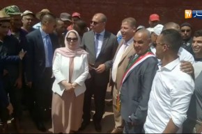 وزير النقل يلتقط صور مع الصيادين وتقنيي صنع السفن بميناء بني صاف