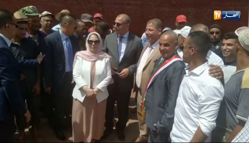 وزير النقل يلتقط صور مع الصيادين وتقنيي صنع السفن بميناء بني صاف