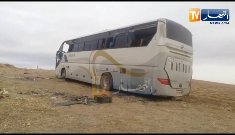 شاهد مخلفات حادث تيارت الذي أودى بحياة 3 أشخاص و14 جريح