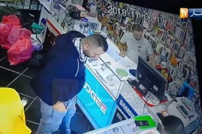 شاهد.. كيف سرق شاب هاتف لا يقل سعره عن 10 مليون من محل بيع الهواتف بزرالدة