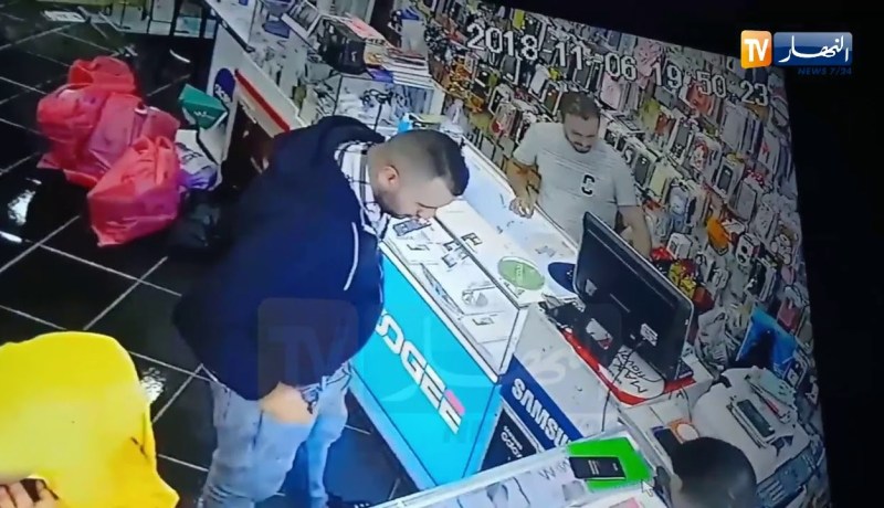 شاهد.. كيف سرق شاب هاتف لا يقل سعره عن 10 مليون من محل بيع الهواتف بزرالدة