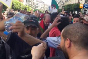 العاصمة/ مواطنون يرشون الماء من الشرفات على المتظاهرين