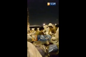 شاهد..حجاج يلعبون لعبة “الكارطا” بالبقاع المقدسة