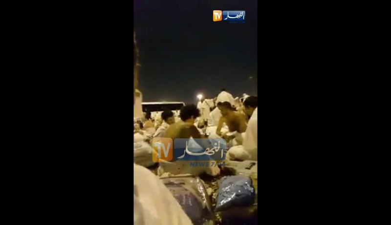 شاهد..حجاج يلعبون لعبة “الكارطا” بالبقاع المقدسة