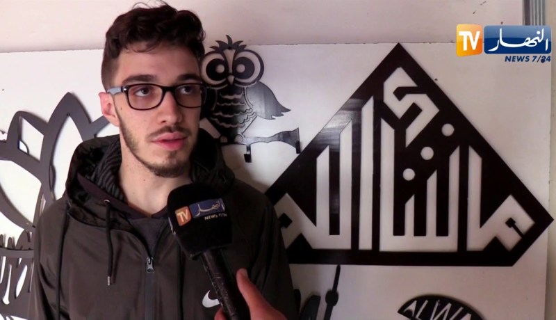 أمين .. شاب يبدع في تحويل صفائح معدنية إلى تحف فنية