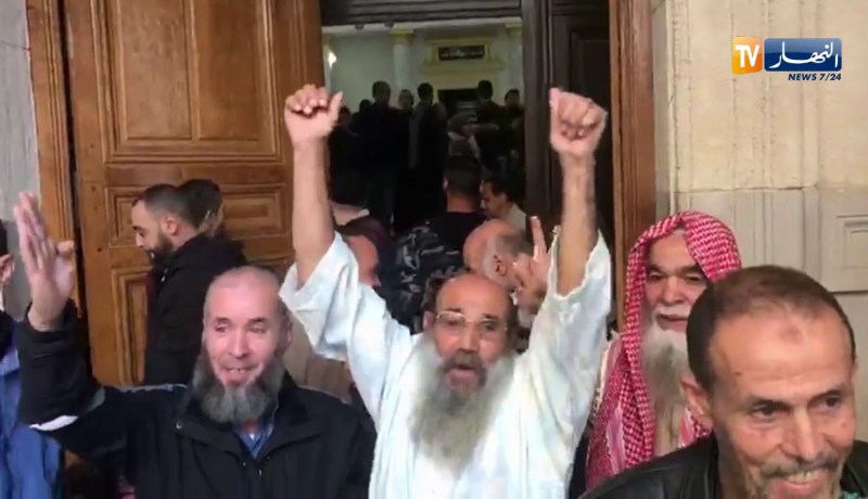 شاهد..فرحة هستيرية لأهالي الشباب معتقلي الحراك المفرج عليهم اليوم