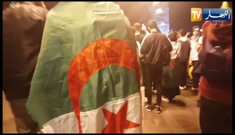 شاهد..مئات الجزائريين في مسيرة للتنديد بتأجيل الإنتخابات بالعاصمة