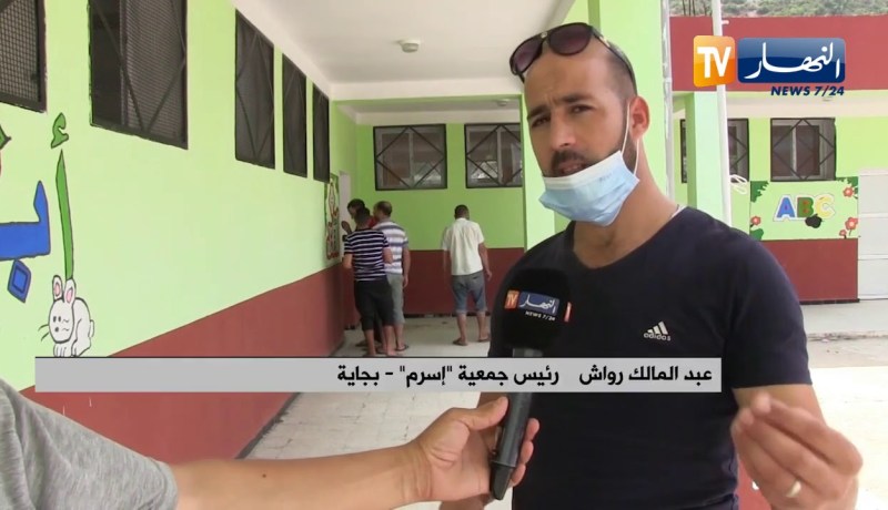 بجاية: شباب “أيث عثيق” يبدعون في تزيين مدرسة برسومات تربوية وتحسيسية