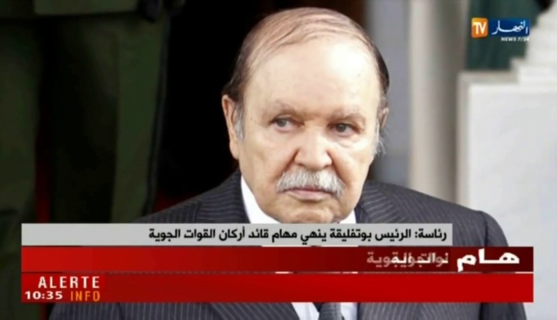 الرئيس بوتفليقة ينهي مهام قائد أركان القوات الجوية