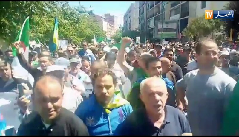 سكان “تيزي وزو” يخرجون بقوة في مسيرة أول جمعة رمضان مطالبين برحيل النظام