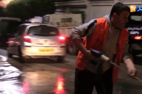 العاصمة: أعوان النظافة يقومون بجمع مخلفات المسيرات السلمية من النفايات