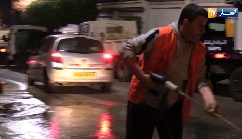 العاصمة: أعوان النظافة يقومون بجمع مخلفات المسيرات السلمية من النفايات