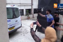 شاهد ..لحظة وصول علي حداد إلى محكمة بئر مراد رايس