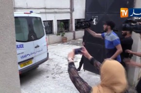 شاهد ..لحظة وصول علي حداد إلى محكمة بئر مراد رايس