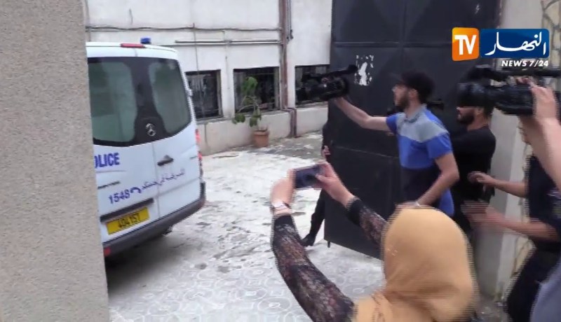 شاهد ..لحظة وصول علي حداد إلى محكمة بئر مراد رايس