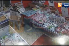 فيديو حصري.. عملية سرقة لـ10 ملايين سنتيم من عند “بوشي” في وضح النهار بالبليدة