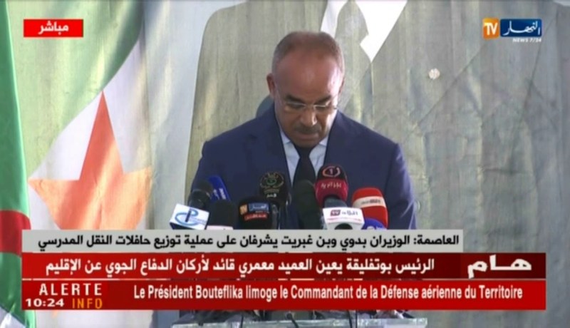 العاصمة: الوزيران بدوي و بن غبريت يشرفان على عملية توزيع حافلات النقل المدرسي