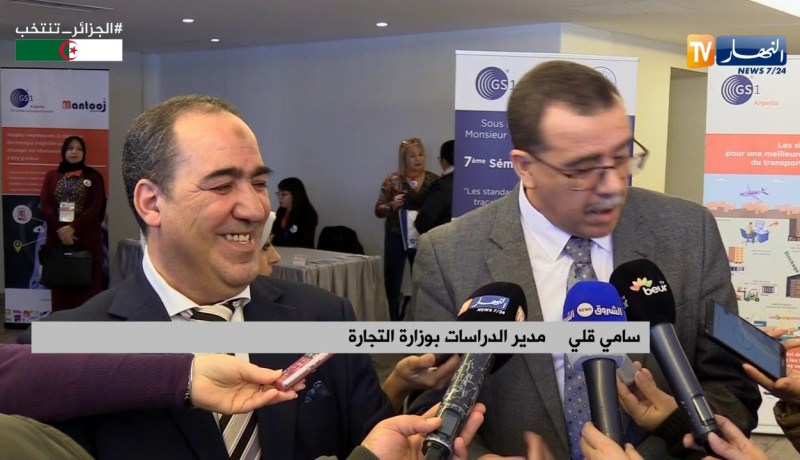 مدير الدراسات بوزارة التجارة يشرح فائدة الكود بار لصحفية بطريقة طريفة