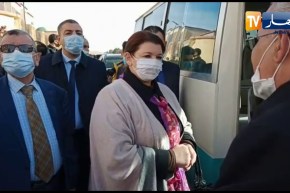 وفد وزيرة التكوين المهني والتمهين لولاية الأغواط يتنقلون بالحافلة عبر النقاط