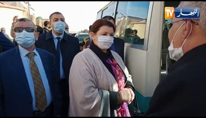 وفد وزيرة التكوين المهني والتمهين لولاية الأغواط يتنقلون بالحافلة عبر النقاط