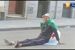 شاهد.. عجوز يجلس أرضا بعد أن أنهكه الصيام والتعب في مسيرة الجمعة الـ 12