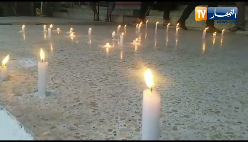 بجاية: شاهد ناشطون يشعلون الشموع إحياءا لذكرى إغتيال المطرب القبائلي معطوب الوناس