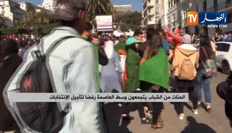المئات من الشباب يتجمعون وسط العاصمة رفضا لتأجيل الإنتخابات